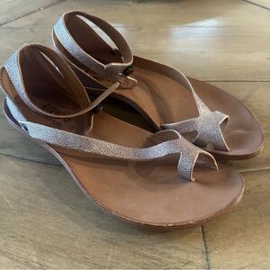 CYDWOQ Tomcat Sandal Metallic Distressed Womens  38/8 Natural Handmade Toe Ring